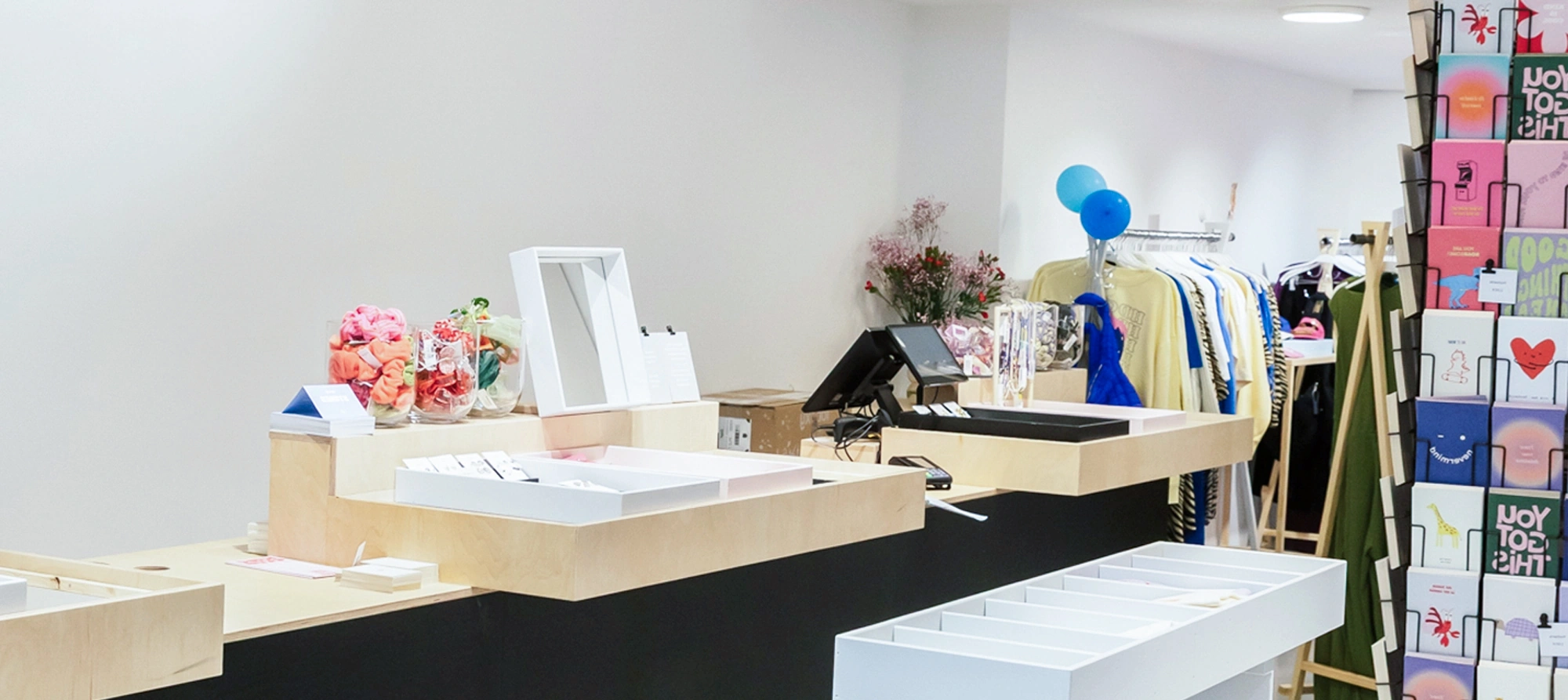 Kassenbereich und Postkarten