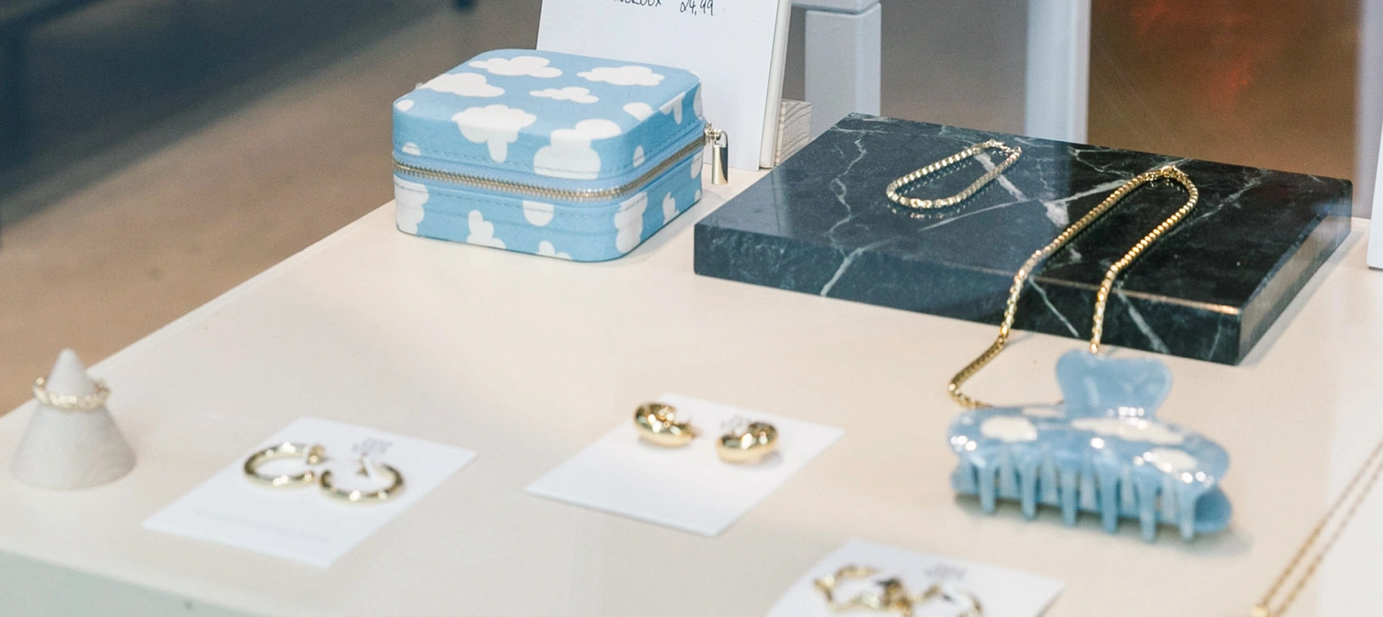 Schmuckauslage im Schaufenster