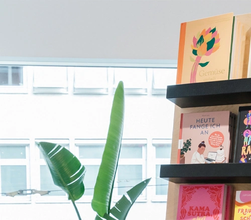 Bücherregal und Pflanze