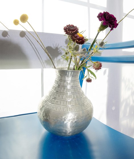 MADAM STOLTZ Gehämmerte Aluminium Vase Silber