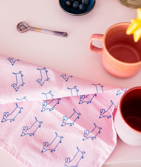 KAUF DICH GLÜCKLICH Küchentuch Dackel Rosa aus Bio-Baumwolle